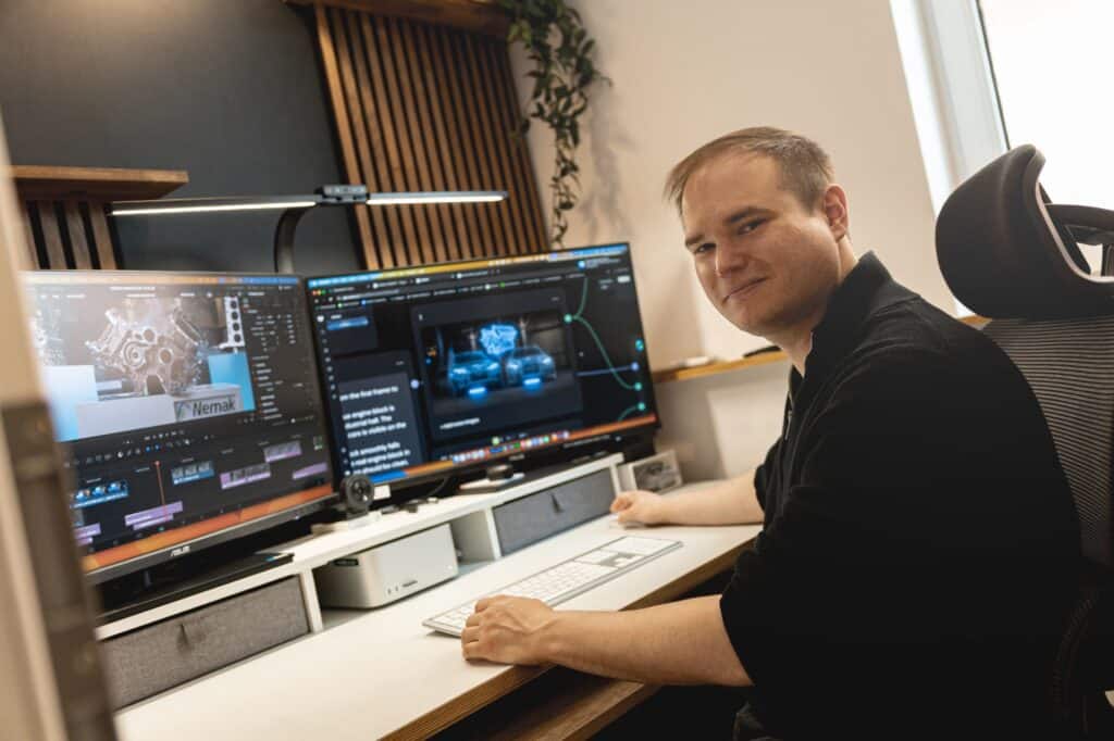 Maik Arlt beim Videoschnitt im Büro der Agentur Ausdruckslos