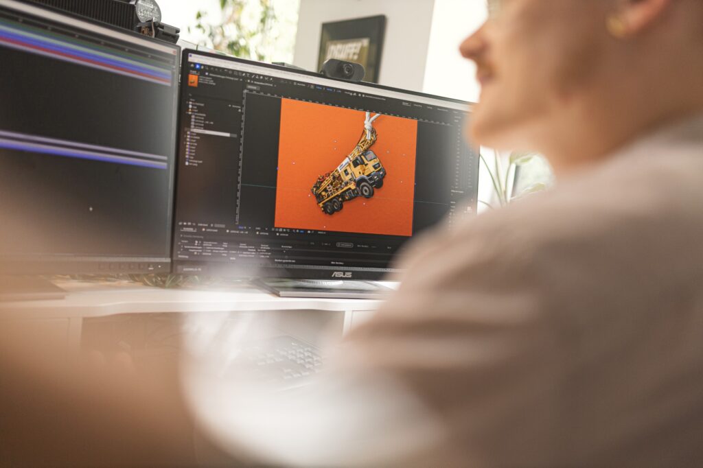 Motion Design am Rechner im Büro der Agentur Ausdruckslos