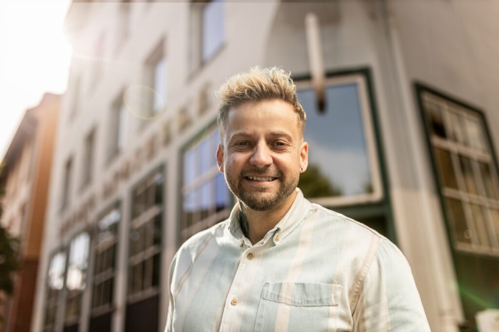 Sascha Hahne, Geschäftsführer der Agentur Ausdruckslos, vor dem Büro in Braunschweig