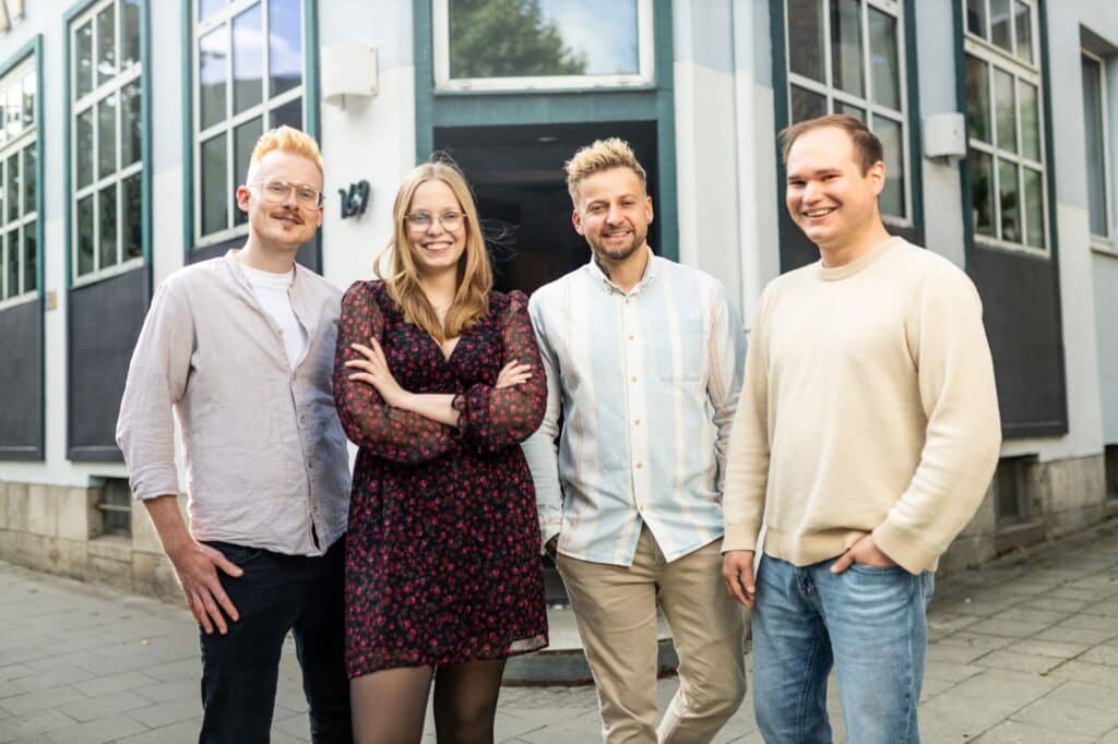 Gideon Hoja, Vanessa Budde, Sascha Hahne und Maik Arlt vor dem Büro der Agentur Ausdruckslos in Braunschweig