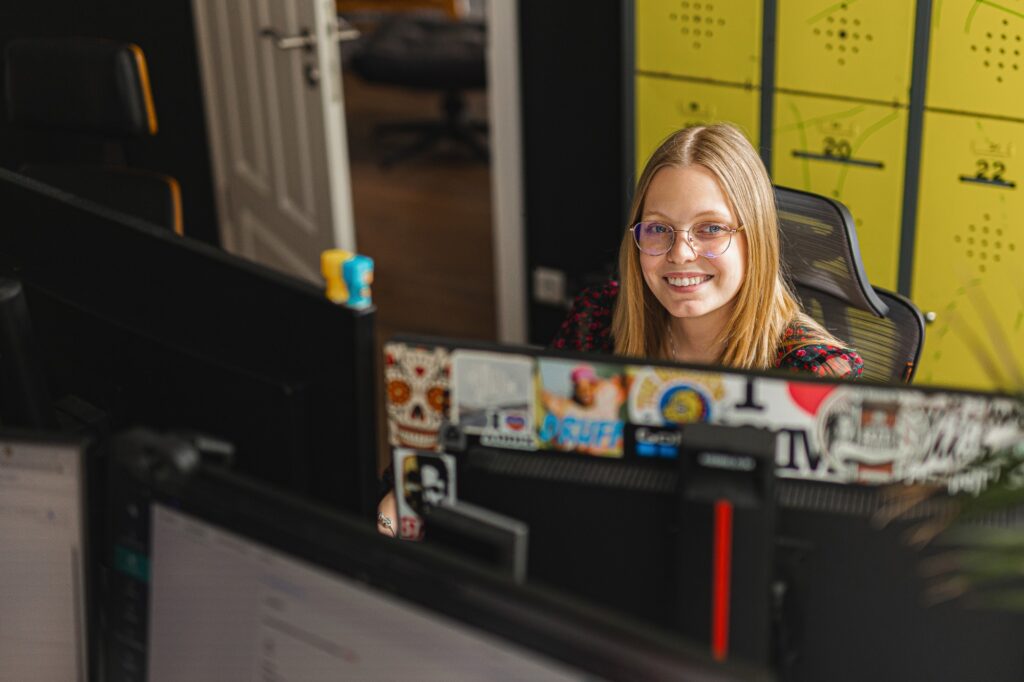 Vanessa Budde hinter ihren Monitoren im Büro der Agentur Ausdruckslos