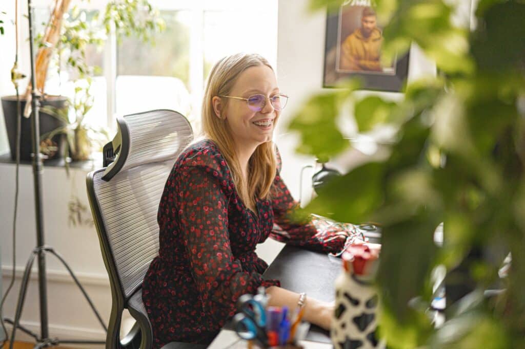 Vanessa Budde an ihrem Arbeitsplatz im Büro der Agentur Ausdruckslos