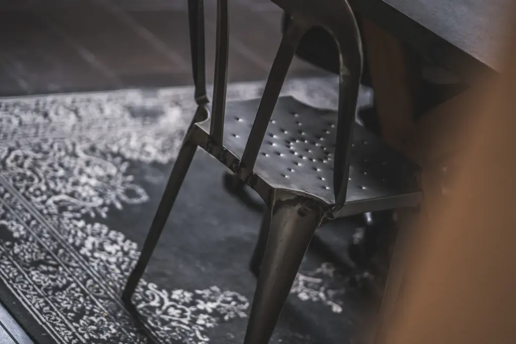 Metallstuhl auf einem Teppich im Büro der Agentur Ausdruckslos