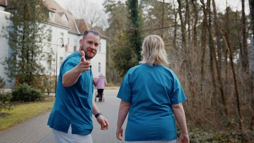 Pflegefachkraft des AWO Fachkrankenhauses Jerichow auf dem Klinikgelände