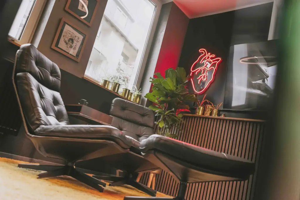 Zwei Ledersessel am Fenster im Büro der Agentur Ausdruckslos