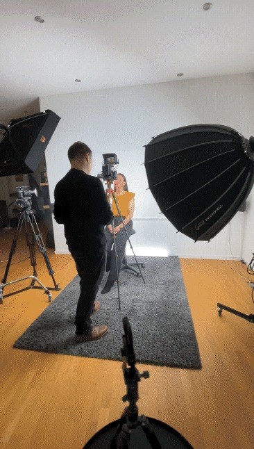 Studio-Dreh der Agentur Ausdruckslos mit Kamera und Leuchten