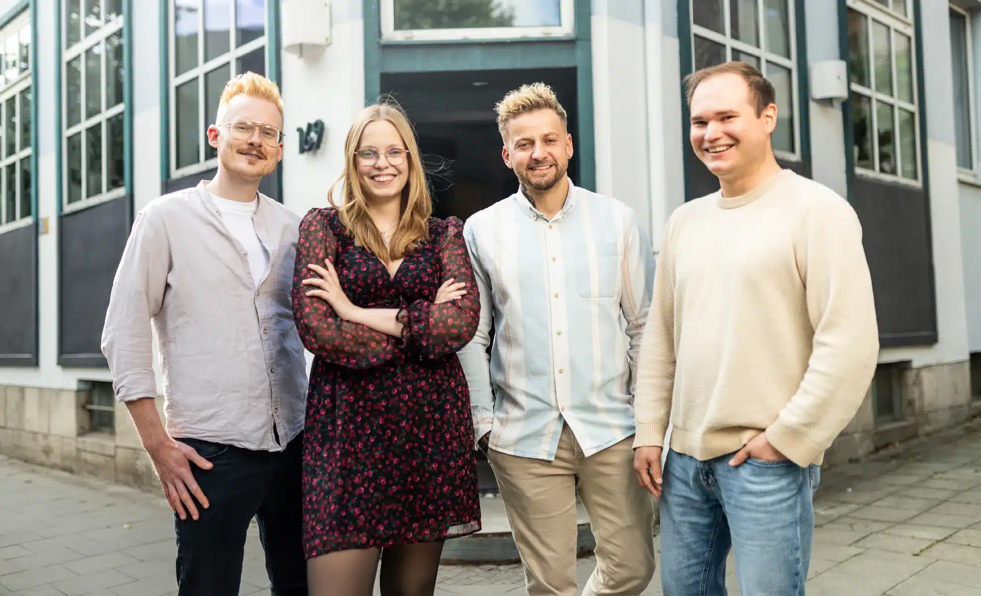 Team der Agentur Ausdruckslos vor dem Büro am Madamenweg in Braunschweig